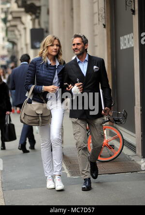 Milano, Natasha Stefanenko e il marito Luca Sabbioni nel centro russo modella e attrice Natasha Stefanenko, sorpresi a camminare lungo le strade della città con il marito Luca Sabbioni. Eccoli mentre si parla in Via Montenapoleone, poi si scambiano un lungo appassionato bacio, e avviare verso casa. Foto Stock