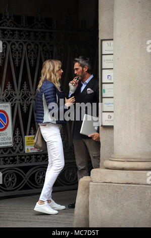 Milano, Natasha Stefanenko e il marito Luca Sabbioni nel centro russo modella e attrice Natasha Stefanenko, sorpresi a camminare lungo le strade della città con il marito Luca Sabbioni. Eccoli mentre si parla in Via Montenapoleone, poi si scambiano un lungo appassionato bacio, e avviare verso casa. Foto Stock