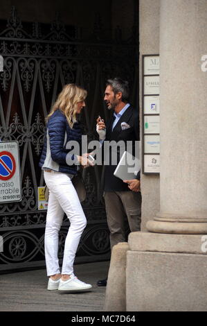 Milano, Natasha Stefanenko e il marito Luca Sabbioni nel centro russo modella e attrice Natasha Stefanenko, sorpresi a camminare lungo le strade della città con il marito Luca Sabbioni. Eccoli mentre si parla in Via Montenapoleone, poi si scambiano un lungo appassionato bacio, e avviare verso casa. Foto Stock