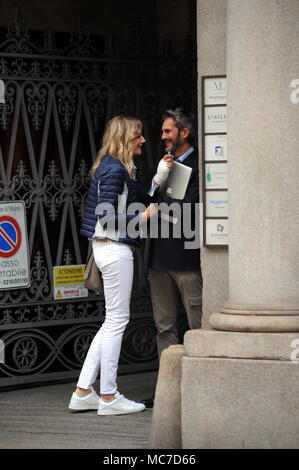 Milano, Natasha Stefanenko e il marito Luca Sabbioni nel centro russo modella e attrice Natasha Stefanenko, sorpresi a camminare lungo le strade della città con il marito Luca Sabbioni. Eccoli mentre si parla in Via Montenapoleone, poi si scambiano un lungo appassionato bacio, e avviare verso casa. Foto Stock