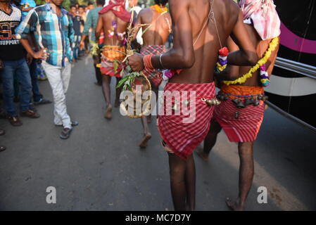 Il Bengala, India. Xiii Apr, 2018. Devoti indù stanno giocando con teschi morti come al rito annuale del Festival Gajan in remoto villaggio del Bengala Occidentale, India il 13 aprile 2018. Credito: Avishek Das/Alamy Live News Foto Stock