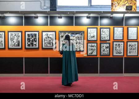 Barcellona, Spagna. Xiii Apr, 2018. Un visitatore vestito come un personaggio dei fumetti visiti una delle sale espositive. La trentaseiesima edizione internazionale di Barcellona Fiera di fumetti da 12th-15th Aprile 2018 in Fira Barcelona Montjuïc. Credito: SOPA Immagini limitata/Alamy Live News Foto Stock