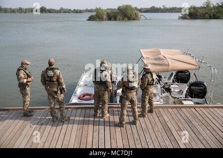 Stati Uniti Pattuglia di Confine di agenti sul dovere di vigilanza sul fiume Rio Grande direttamente attraversata dal Messico frontiera durante le operazioni di sicurezza in Texas. Foto Stock