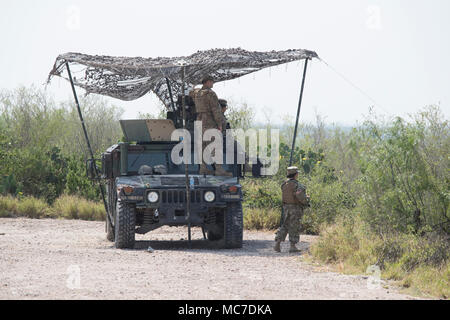 Texas Guardia Nazionale truppe uomo un posto di osservazione lungo il fiume Rio Grande lungo il Regno States-Mexico confine in Texas del Sud. Foto Stock