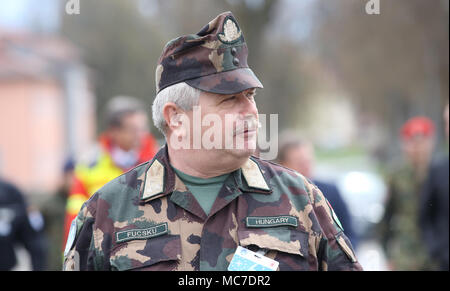 13 aprile 2018, Germania, Stetten am kalten Markt: Vice comandante del Kommando Fuehrung operativa/multinazionali sede congiunta maggiore generale Sandor Fucsku dall Ungheria passeggiate una croce i locali del commando della mobile centro operativo comune che è impostato sulla formazione militare terra 'Heuberg' in Stetten am kalten Markt. Il commando è inizio preparatiuon per la certificazione della NATO per la distribuzione in aree di conflitto. Il test finale si svolge alla fine di maggio in una scala grande esercitazione militare chiamato "Trident Jaguar' Photo: Thomas Warnack/dpa Foto Stock