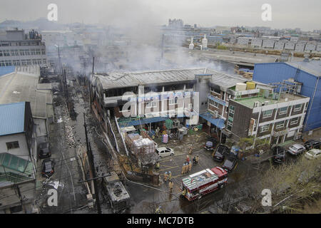 Incheon, Corea del Sud. Xiii Apr, 2018. Un impianto di lavorazione chimica ad ovest di Seoul ha preso fuoco, blanketing la zona con spesse, fumo scuro e la potenziale perdita di sostanze tossiche, vigili del fuoco detto venerdì. Incidenti sono stati segnalati. Il blaze iniziato attorno alle 11:50 del mattino in un riciclaggio chimico nella factory di Incheon. Un testimone ha effettuato la chiamata ai servizi di emergenza dicendo "pilastri di fumo scuro sono oscillazioni" dall'impianto. Nessun rapporto di feriti dalla fabbrica sono state effettuate, hanno detto le autorità. Un vigile del fuoco ha subito un pregiudizio per la sua caviglia e un camion dei pompieri è stata sventrata da un incendio Foto Stock