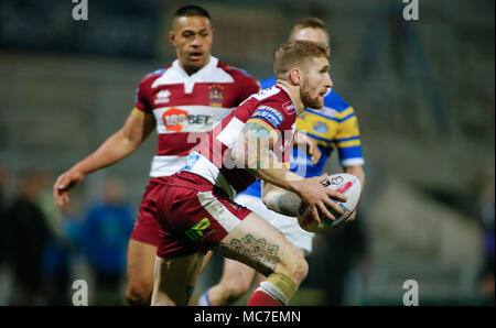 Emerald Headingley Stadium, Leeds, West Yorkshire, 13 aprile 2018. Betfred Super League Leeds rinoceronti v Wigan Warriors Sam Tomkins di Wigan Warriors in attacco contro Leeds rinoceronti Credito: Touchlinepics/Alamy Live News Foto Stock