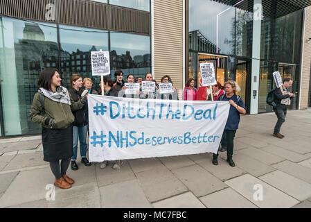 Londra, Regno Unito. Il 13 aprile 2018. Un gruppo di personale NHS da ospedali in tutta Londra posano per una foto dopo una breve sosta token di una occupazione del foyer del Dipartimento della Salute in Victoria St per mostrare la loro opposizione alla proposta di pagare la trattativa per tutto il personale di NHS ad eccezione di medici, dentisti e molto alti dirigenti. Credito: Peter Marshall / Alamy Live News Foto Stock