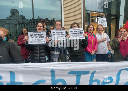 Londra, Regno Unito. Il 13 aprile 2018. Un gruppo di personale NHS da ospedali in tutta Londra posano per una foto dopo una breve sosta token di una occupazione del foyer del Dipartimento della Salute in Victoria St per mostrare la loro opposizione alla proposta di pagare la trattativa per tutto il personale di NHS ad eccezione di medici, dentisti e molto alti dirigenti. Credito: Peter Marshall / Alamy Live News Foto Stock