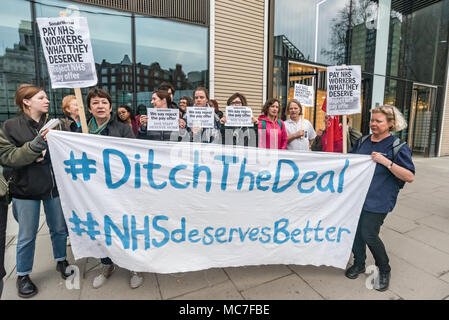 Londra, Regno Unito. Il 13 aprile 2018. Un gruppo di personale NHS da ospedali in tutta Londra posano per una foto dopo una breve sosta token di una occupazione del foyer del Dipartimento della Salute in Victoria St per mostrare la loro opposizione alla proposta di pagare la trattativa per tutto il personale di NHS ad eccezione di medici, dentisti e molto alti dirigenti. Credito: Peter Marshall / Alamy Live News Foto Stock