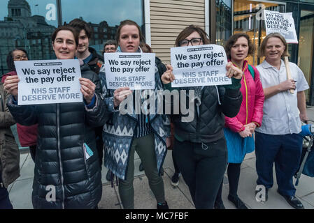 Londra, Regno Unito. Il 13 aprile 2018. Un gruppo di personale NHS da ospedali in tutta Londra posano per una foto dopo una breve sosta token di una occupazione del foyer del Dipartimento della Salute in Victoria St per mostrare la loro opposizione alla proposta di pagare la trattativa per tutto il personale di NHS ad eccezione di medici, dentisti e molto alti dirigenti. Credito: Peter Marshall / Alamy Live News Foto Stock