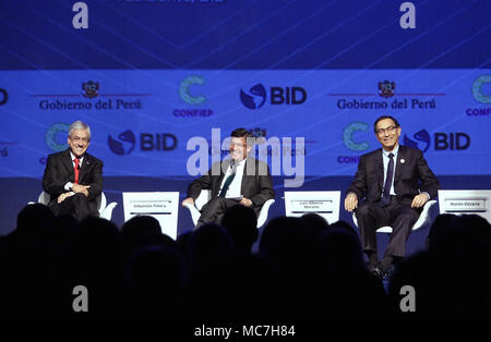 Lima, Perù. Xiii Apr, 2018. Cile del Presidente Sebastian Pinera (L), il presidente del Perù Martin Vizcarra (R) e Presidente della Banca Interamericana di Sviluppo Luis Alberto Moreno frequentare il terzo Vertice delle Americhe in Lima, Perù, 13 aprile 2018. Il Business Summit delle Americhe è stato aperto il giovedì, precedendo l'ottavo vertice delle Americhe, prevista per venerdì e sabato. Credito: Xu Rui/Xinhua/Alamy Live News Foto Stock
