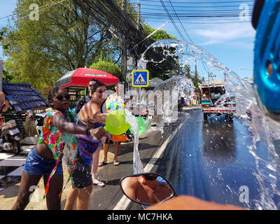 Phuket, Tailandia - 13 Aprile 2018: folla di persone versare acqua sul driver moto celebrare tailandese tradizionale nuovo anno - Songkran Festival. Credito: Anna Moskvina/Alamy Live News Foto Stock