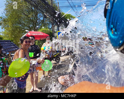 Phuket, Tailandia - 13 Aprile 2018: folla di persone versare acqua sul driver moto celebrare tailandese tradizionale nuovo anno - Songkran Festival. Credito: Anna Moskvina/Alamy Live News Foto Stock