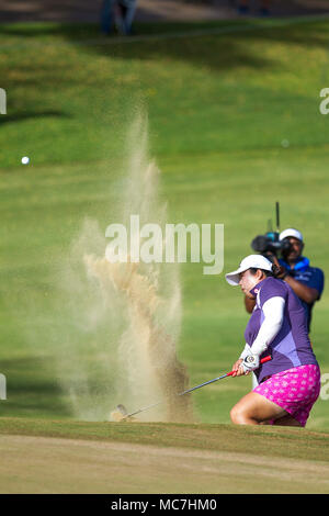 Aprile 13, 2018 - Shanshan Feng hits fuori il lato verde bunker sul diciottesimo foro durante il terzo round del Campionato Lotte presentato da Hershey al Ko Olina Golf Club di Kapolei, HI Foto Stock