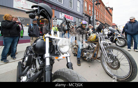 Porto di Dover, Canada. Xiii Apr, 2018. Le persone si radunano per il venerdì il tredicesimo Raduno motociclistico nel porto di Dover, Ontario, Canada, il 13 aprile 2018. Il tradizionale evento si tiene ogni venerdì il tredicesimo nella piccola southwestern Ontario città dal 1981. Credito: Zou Zheng/Xinhua/Alamy Live News Foto Stock