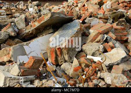 Le macerie della demolita a bassa qualità case nella parte orientale di Beijing in Cina Foto Stock