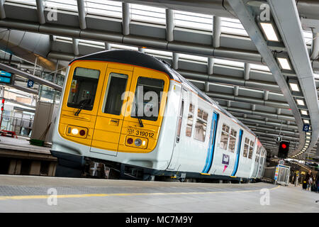 Classe 319 treni passeggeri in livrea Thameslink che arrivano alla stazione di Londra. Foto Stock