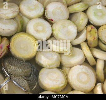 Carciofi preparati mediante la cottura in acqua pronti per essere cucinati Foto Stock