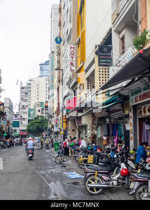 Il sentiero superamento con moto parcheggiata su una strada nella città di Ho Chi Minh, Vietnam. Foto Stock