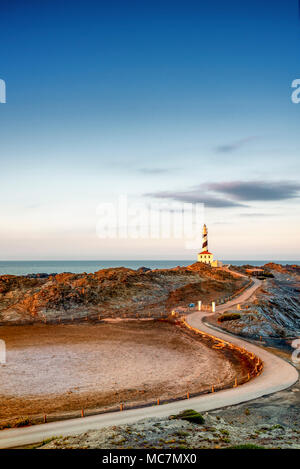 Il indulant sentiero che ci conduce alla tranquillità nel faro di Favaritx Foto Stock