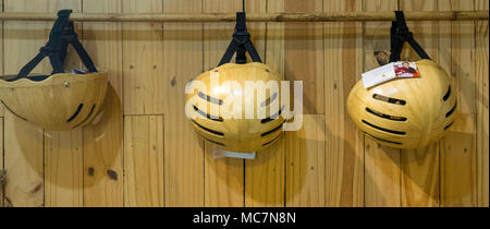 Bambù nuovi caschi da bicicletta appesa su un rack in uno showroom in Ho Chi Minh City, Vietnam. Foto Stock