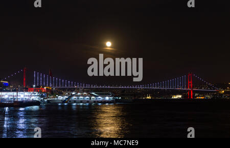 Super sangue Blu Moon oltre lo stretto del Bosforo, città di Istanbul, Turchia Foto Stock