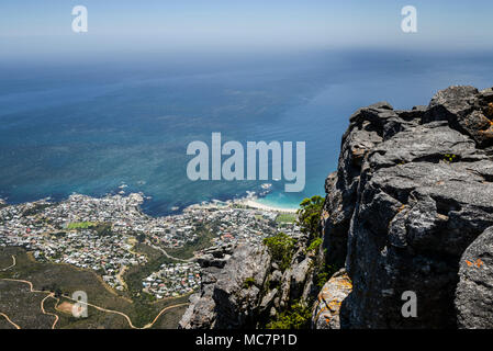 Camps Bay e la spiaggia di Camps Bay visto dalla cima del monte Table, Sud Africa Foto Stock