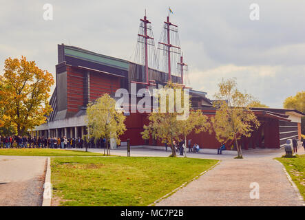 I turisti in coda al di fuori del Museo Vasa (Vasamuseet) Museo marittimo, Djurgarden, Stoccolma, Svezia, in Scandinavia. Foto Stock