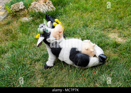 Toy mucca giacente capovolto mammella. Manichini di animali. Foto Stock