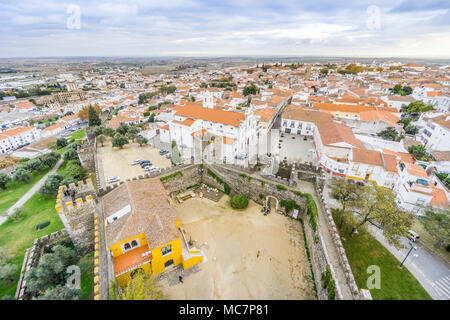 Beja cityscape con castel e cattedrale in Alentejo, Portogallo Foto Stock