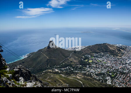 Testa di Leone di montagna, Signal Hill, Robben Island, City Bowl e Table Bay visto dalla parte superiore della Table Mountain e Cape Town, Sud Africa Foto Stock