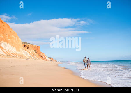 La gente camminare sulla spiaggia di Falesia con belle scogliere dall Oceano Atlantico, Albufeira Algarve Foto Stock