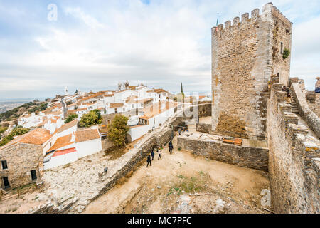 Storico dal tetto rosso Monsaraz situato sulla collina in Alentejo, Portogallo Foto Stock