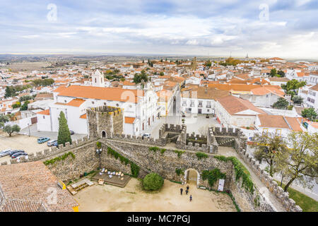 Beja cityscape con castel e cattedrale in Alentejo, Portogallo Foto Stock
