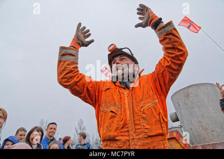 Nella foto: un attore parla alla folla durante il motore man show a opere di rame in Morfa, Swansea, Wales, Regno Unito. Giovedì 12 Aprile 2018 Re: La lar Foto Stock