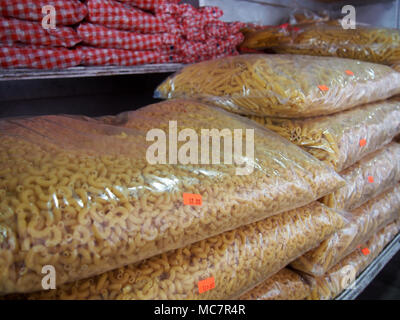 Sacchetti di pasta in un mercato di Brooklyn, NY, STATI UNITI D'AMERICA 2017 © Katharine Andriotis Foto Stock