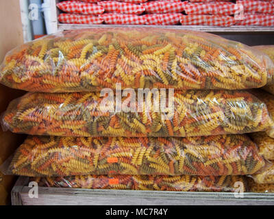 Sacchetti di multi-colore di pasta in un mercato di Brooklyn, NY, STATI UNITI D'AMERICA 2017 © Katharine Andriotis Foto Stock