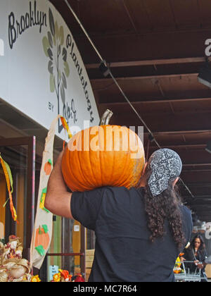 Uomo che porta la zucca a produrre mercato, Brooklyn, NY, STATI UNITI D'AMERICA 2017 © Katharine Andriotis Foto Stock