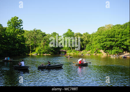 La gente di canoa in un lago di Central Park, Manhattan, New York City, nel maggio 2013. Foto Stock