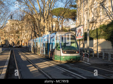 Tram moderno a Roma vicino allo Zoo o Bioparco Foto Stock