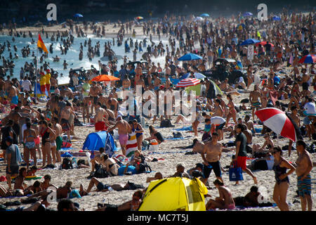 Dicembre 30, 2017: temperature oltre i 35 gradi Celsius tirare di masse di persone per la città affollate spiagge di Sydney, qui la spiaggia di Bondi, Sydney, Austral Foto Stock