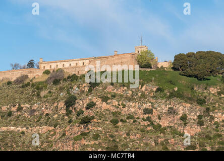 Montjuic fortezza che sovrasta il porto di Barcellona dal porto Foto Stock