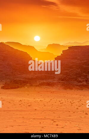 Wadi Rum Desert al tramonto, Giordania Foto Stock