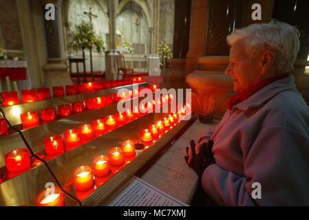 BELFAST, IRLANDA DEL NORD - Il 2 aprile un santuario con un ritratto di Papa Giovanni Paolo II si è visto a San Paolo cappella a Falls Road Aprile 1, 2005 nella parte occidentale di Belfast, Irlanda del Nord. Il papa era stato segnalato per essere in un 'molto grave condizione" Foto Stock