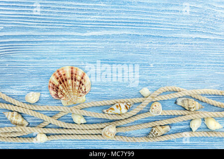 Tema marino sfondo rustico blu superficie in legno con corda e diverse conchiglie Foto Stock