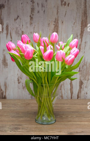 Mazzo di fiori colorati isolato sopra lo sfondo Foto Stock