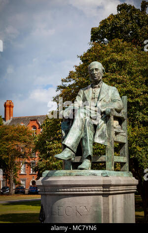 William Edward Hartpole Lecky statua del Trinity College di Dublino Foto Stock