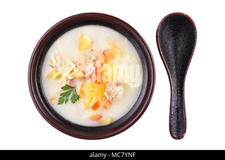 Una deliziosa minestra con carne e tagliatelle. Angolo di alta vista di cibo tailandese - pollo e tagliatelle in latte di cocco zuppa isolato su bianco. Foto Stock