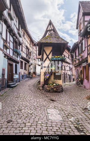 Metà case con travi di legno in Eguisheim, Alsazia, Francia Foto Stock